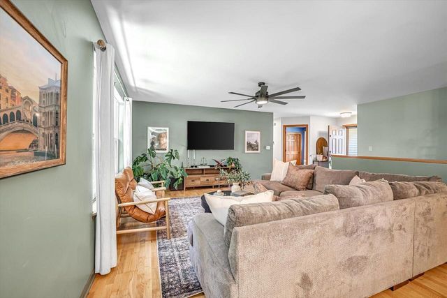 11123 W Edgerton AVENUE, Hales Corners, WI 53130