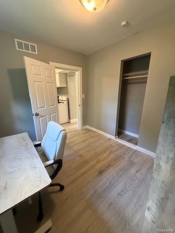 449 Midway Avenue, Pontiac, MI 48341