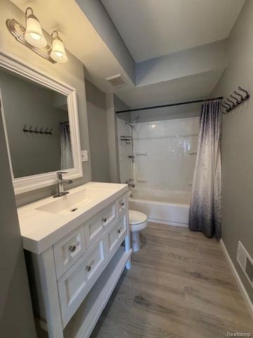 449 Midway Avenue, Pontiac, MI 48341