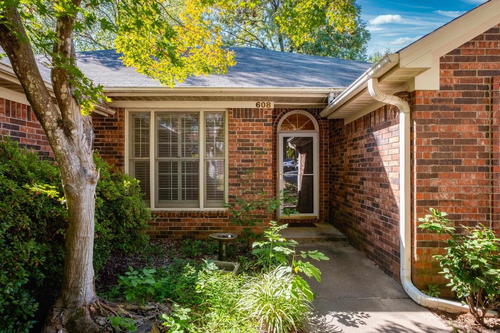 608 Cambridge Place Drive, Little Rock, AR 72227