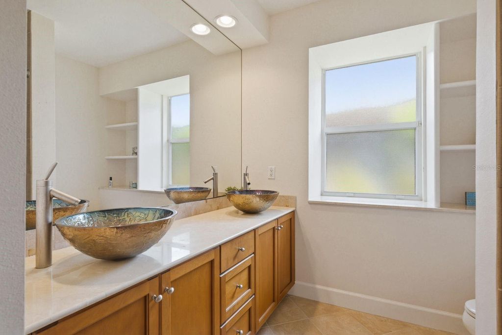 Image 37 of property listing at 976 CYPRESS COVE WAY, Tarpon Springs, FL 34688