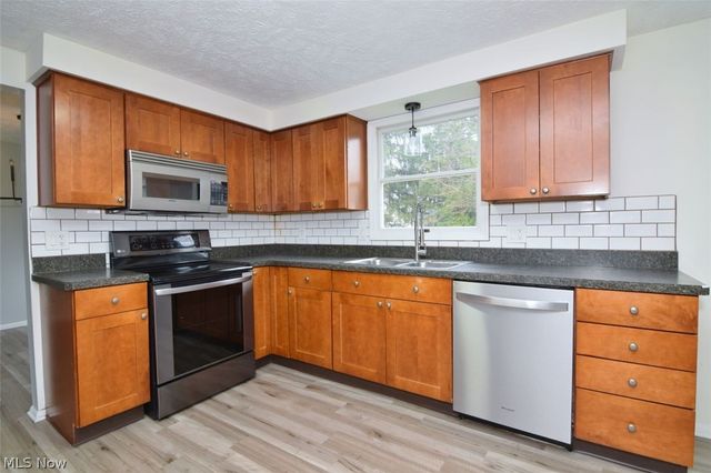 12395 Country Oaks Trail, Chardon, OH 44024
