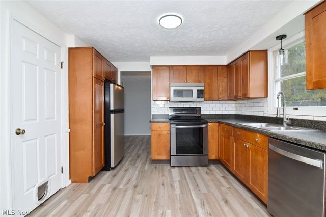 12395 Country Oaks Trail, Chardon, OH 44024