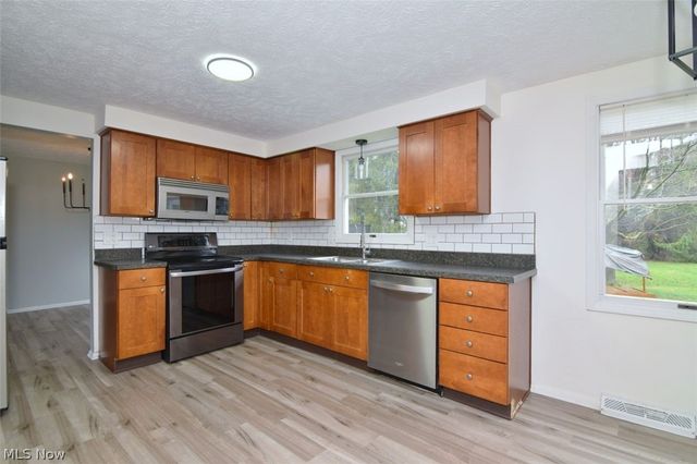 12395 Country Oaks Trail, Chardon, OH 44024