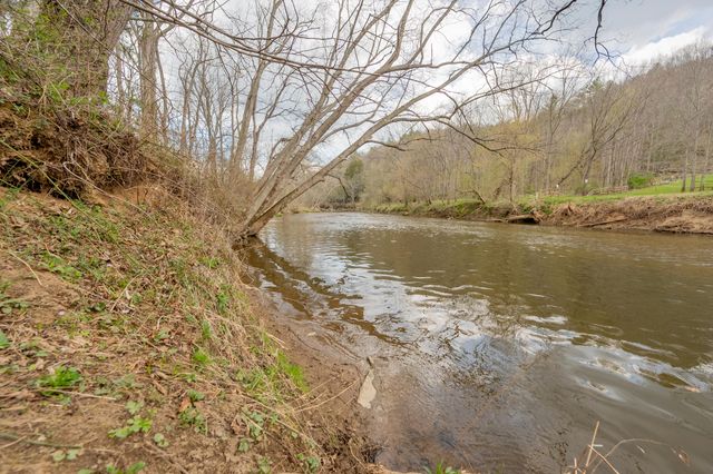 183 Pine Mountain RD NE, Floyd, VA 24091