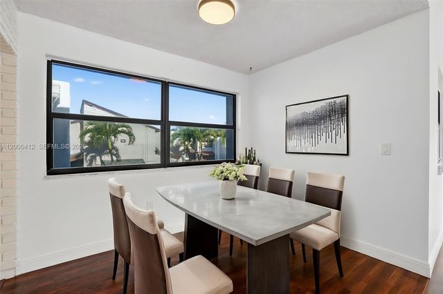 10302 NW 9th St Cir 204, Miami, FL 33172