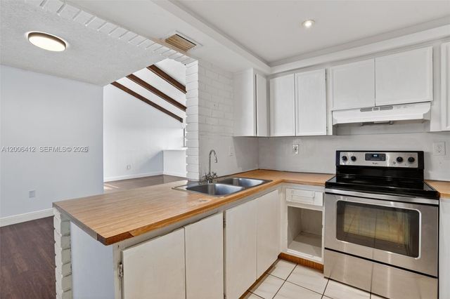 10302 NW 9th St Cir 204, Miami, FL 33172