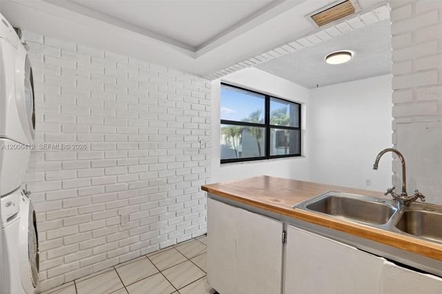 10302 NW 9th St Cir 204, Miami, FL 33172