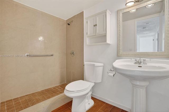 10302 NW 9th St Cir 204, Miami, FL 33172