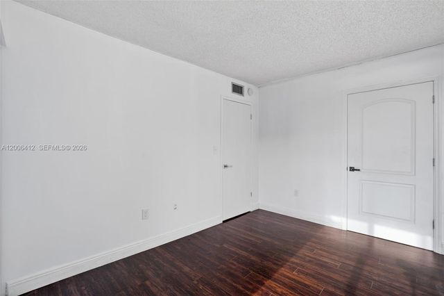 10302 NW 9th St Cir 204, Miami, FL 33172