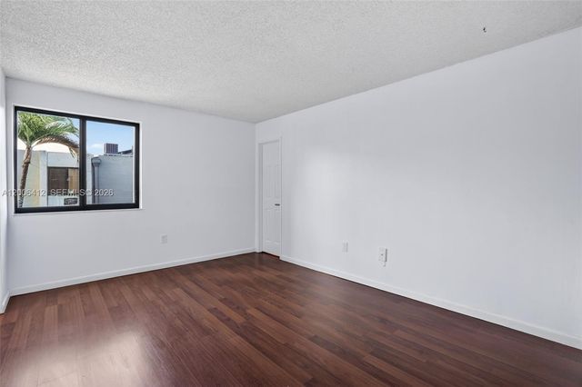 10302 NW 9th St Cir 204, Miami, FL 33172