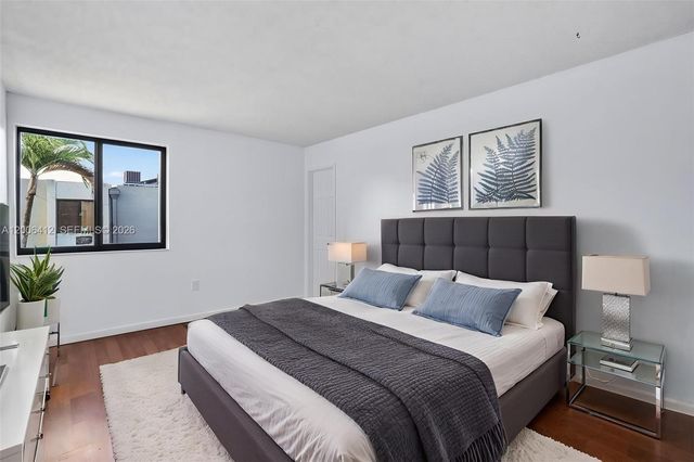 10302 NW 9th St Cir 204, Miami, FL 33172