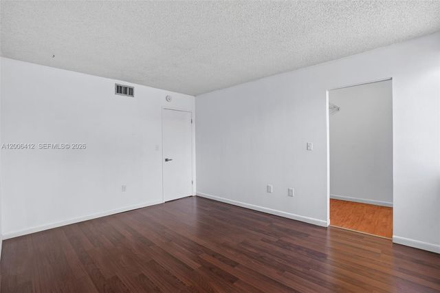 10302 NW 9th St Cir 204, Miami, FL 33172