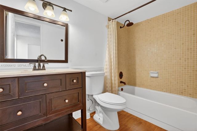 10302 NW 9th St Cir 204, Miami, FL 33172