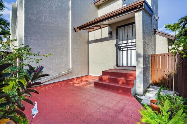 10302 NW 9th St Cir 204, Miami, FL 33172