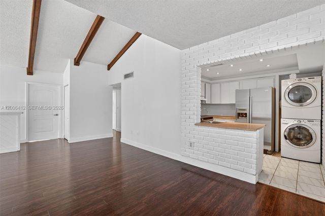 10302 NW 9th St Cir 204, Miami, FL 33172