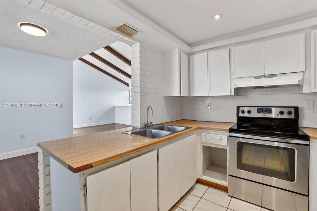 10302 NW 9th St Cir 204, Miami, FL 33172