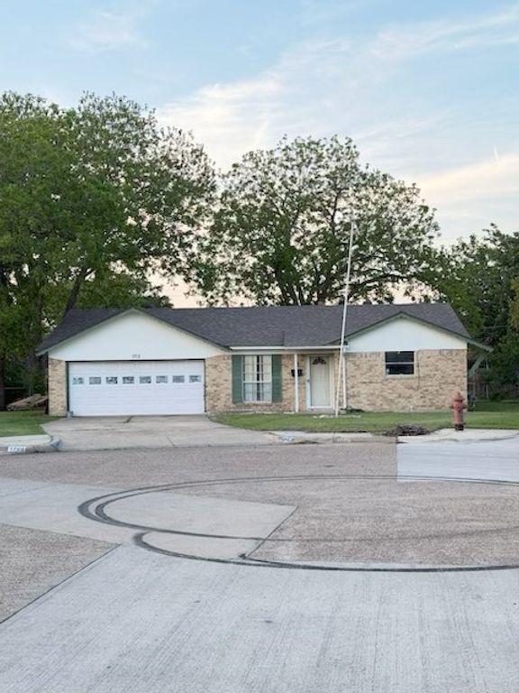 1702 Santa Clara Court, Grand Prairie, TX 75051