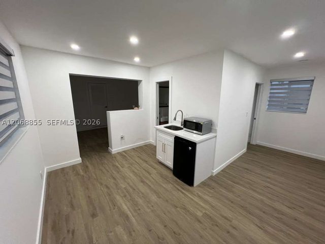 6220 NW 19th St, Sunrise, FL 33313