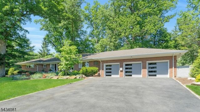 130 Pearl Brook Dr, Clifton City, NJ 07013