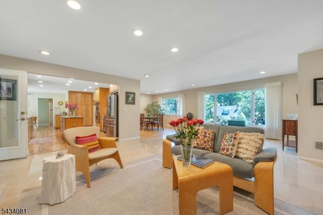 130 Pearl Brook Dr, Clifton City, NJ 07013
