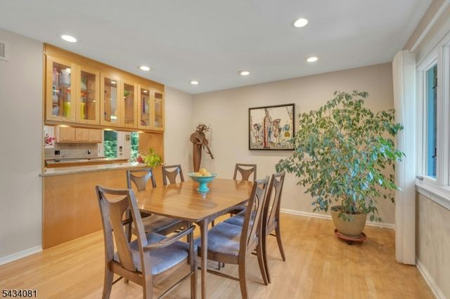 130 Pearl Brook Dr, Clifton City, NJ 07013