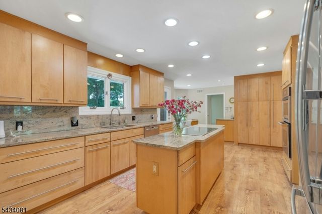 130 Pearl Brook Dr, Clifton City, NJ 07013