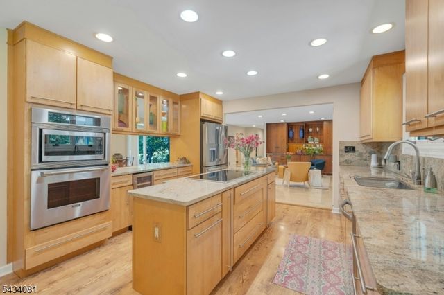 130 Pearl Brook Dr, Clifton City, NJ 07013
