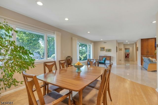 130 Pearl Brook Dr, Clifton City, NJ 07013