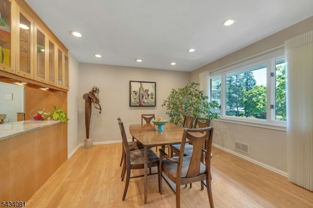 130 Pearl Brook Dr, Clifton City, NJ 07013