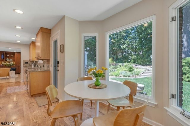 130 Pearl Brook Dr, Clifton City, NJ 07013