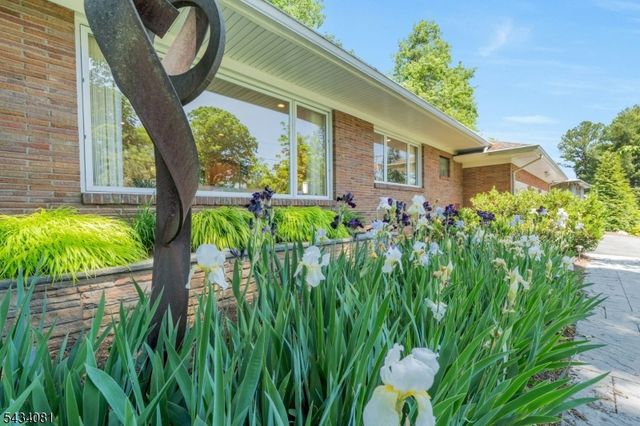 130 Pearl Brook Dr, Clifton City, NJ 07013