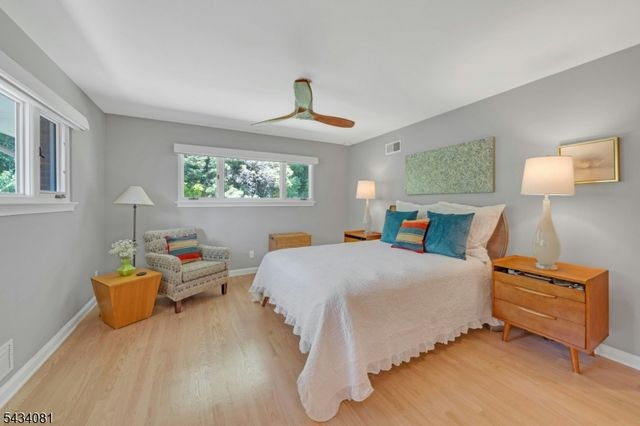 130 Pearl Brook Dr, Clifton City, NJ 07013