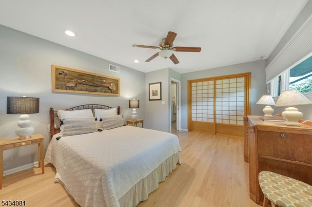 130 Pearl Brook Dr, Clifton City, NJ 07013