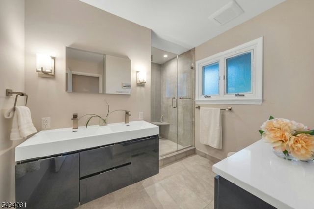 130 Pearl Brook Dr, Clifton City, NJ 07013