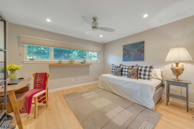 130 Pearl Brook Dr, Clifton City, NJ 07013