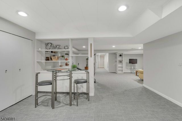 130 Pearl Brook Dr, Clifton City, NJ 07013