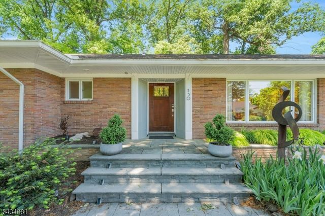 130 Pearl Brook Dr, Clifton City, NJ 07013