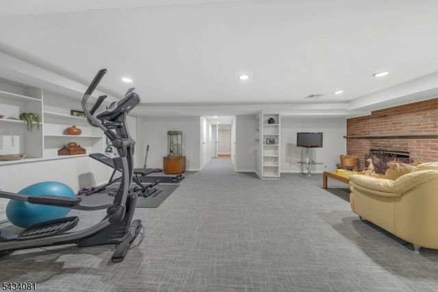 130 Pearl Brook Dr, Clifton City, NJ 07013