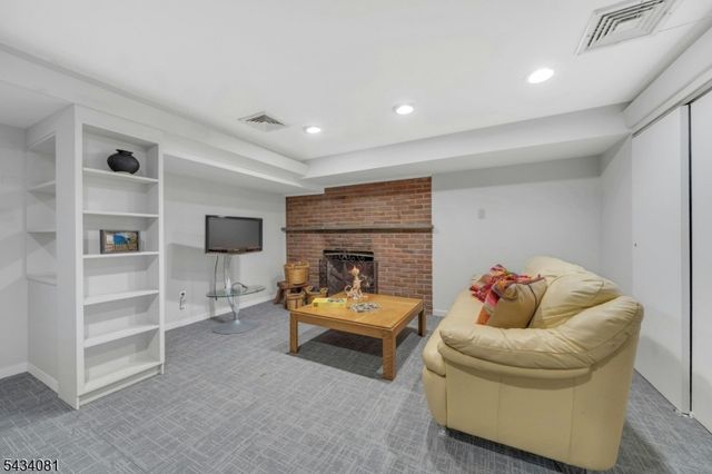 130 Pearl Brook Dr, Clifton City, NJ 07013
