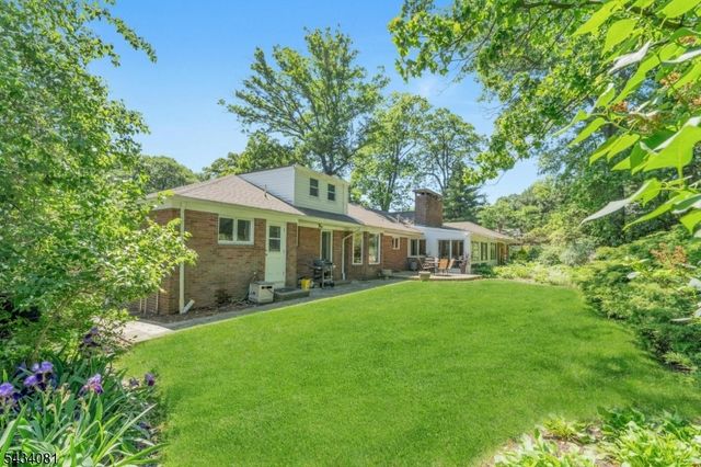 130 Pearl Brook Dr, Clifton City, NJ 07013