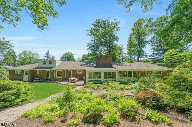 130 Pearl Brook Dr, Clifton City, NJ 07013