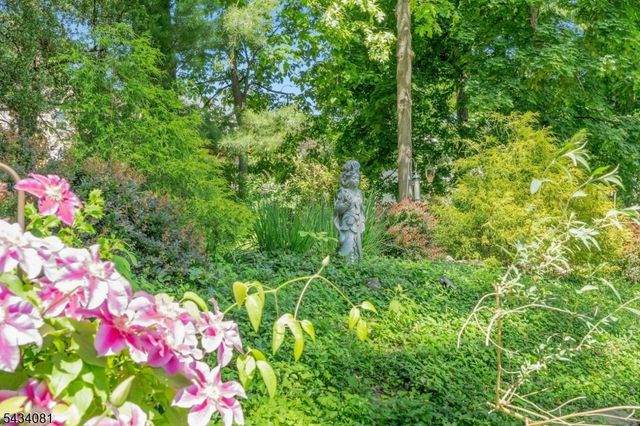 130 Pearl Brook Dr, Clifton City, NJ 07013