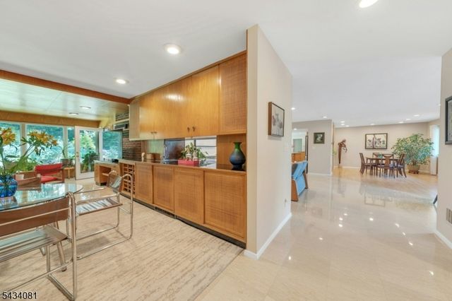 130 Pearl Brook Dr, Clifton City, NJ 07013
