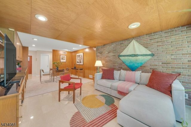 130 Pearl Brook Dr, Clifton City, NJ 07013