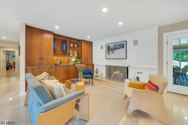 130 Pearl Brook Dr, Clifton City, NJ 07013