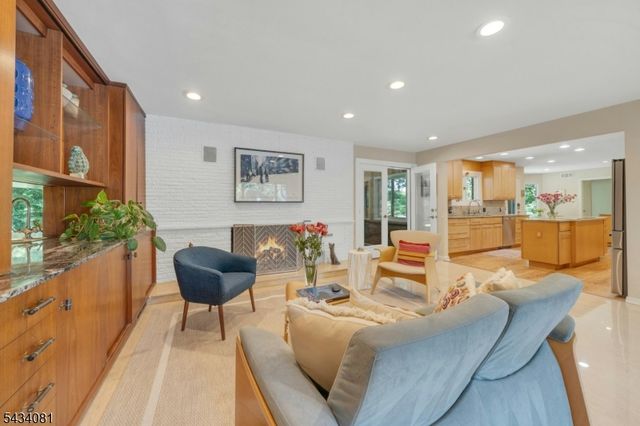 130 Pearl Brook Dr, Clifton City, NJ 07013