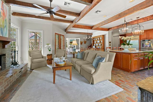 19219 W Muirfield Dr, Baton Rouge, LA 70810