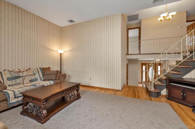 7 Freedom Court, Babylon, NY 11702