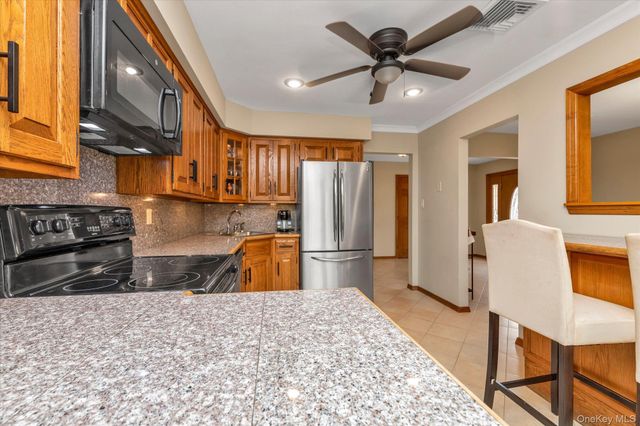 7 Freedom Court, Babylon, NY 11702